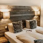 Отель Goldene Steig 3*